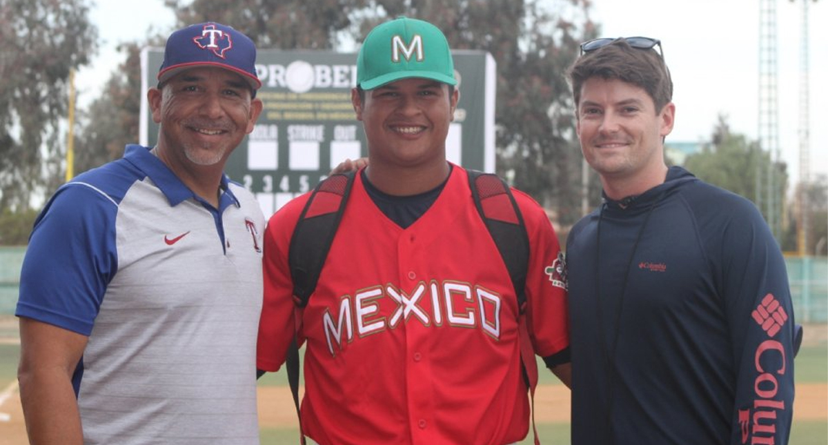 Israel López llega a los Rangers de Texas a sus 18 años de edad