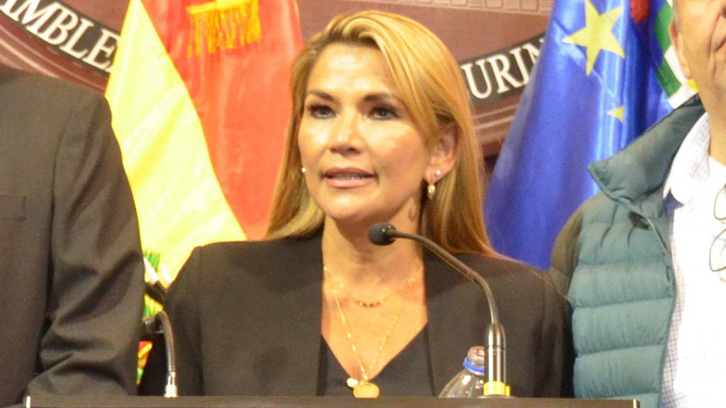 Jeanine Áñez, senadora de oposición, asume la Presidencia interina de Bolivia