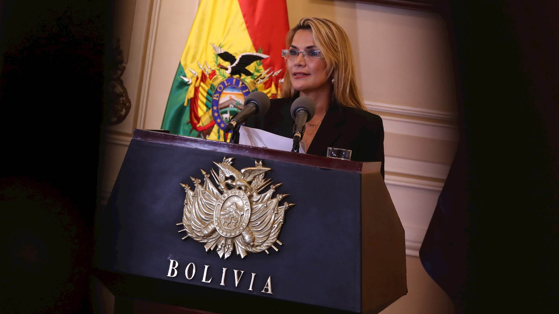 Gobierno de Bolivia introduce nuevos símbolos en actos oficiales - jeanine-anez-bolivia-presidenta-interina