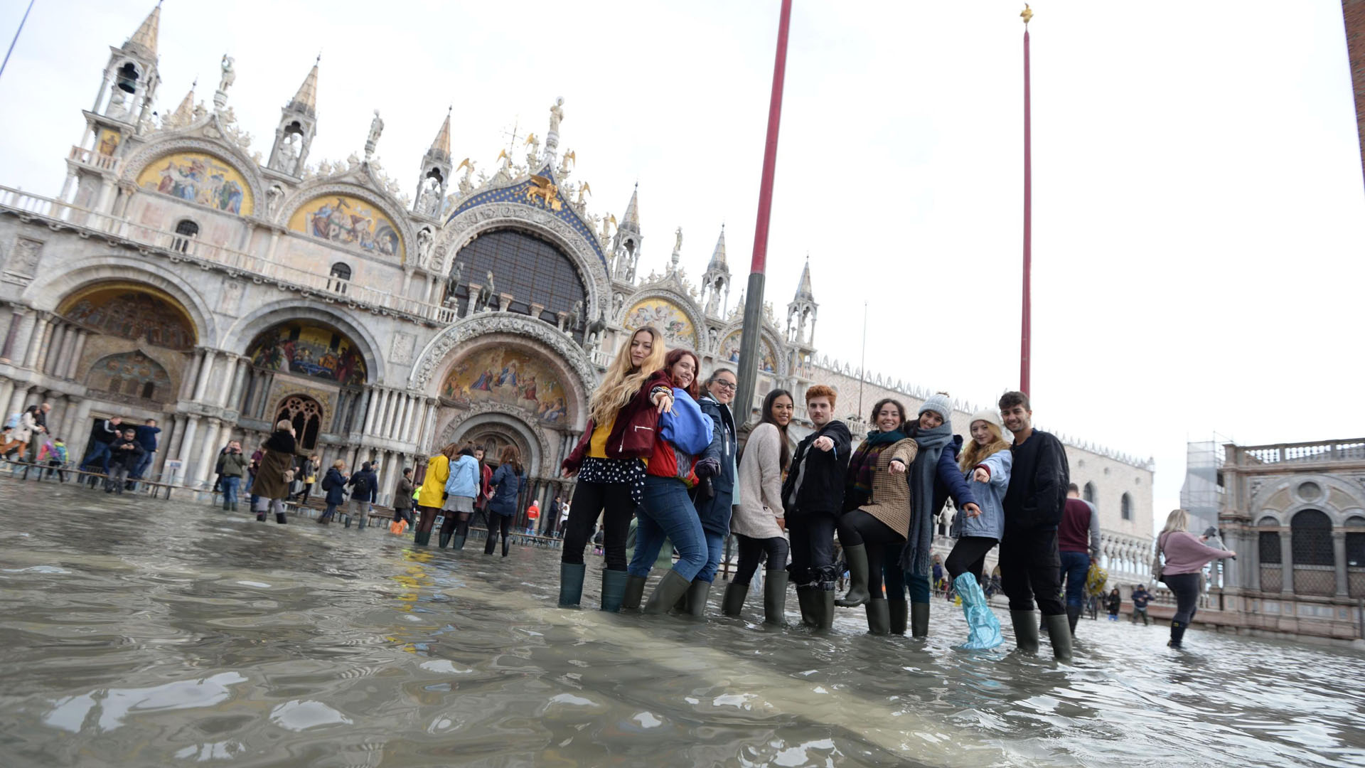 Venecia se prepara para nueva inundación y pide ayuda a Europa - jovenes-posando-en-medio-de-la-segunda-peor-inundacion-de-venecia