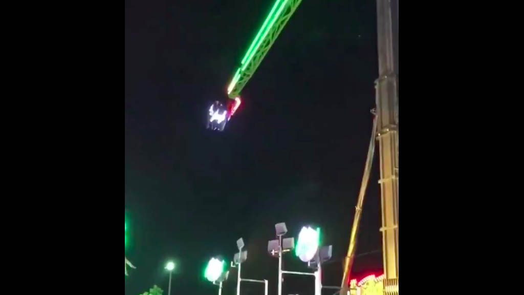 #Video Falla en juego mecánico deja a personas suspendidas en el aire