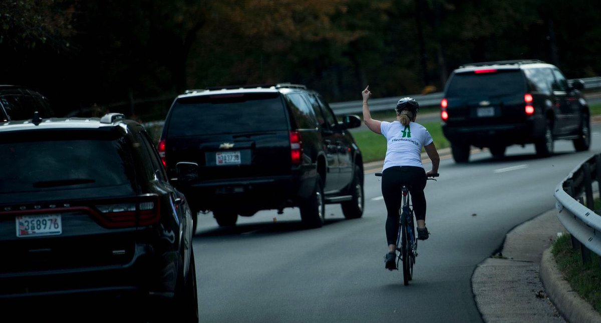 Ciclista que ofendió a Trump gana elección en Virginia