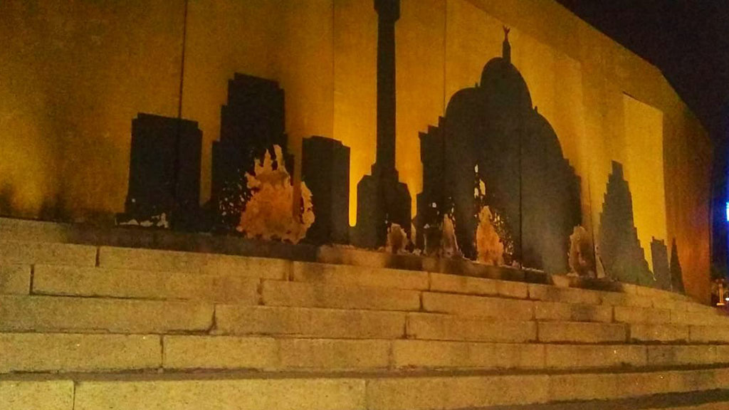 #Video Hombre intenta quemar el Ángel de la Independencia