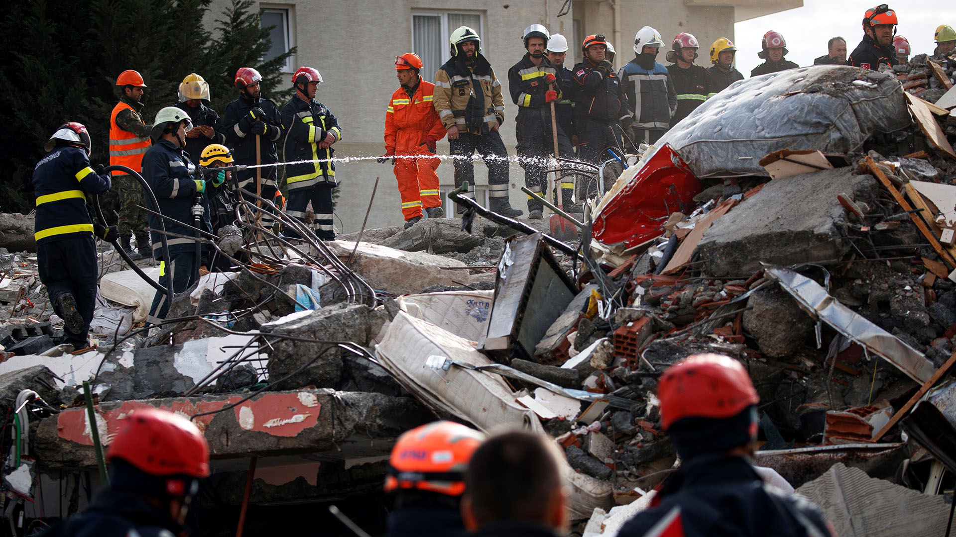 Sube a 40 cifra de víctimas mortales por sismo en Albania