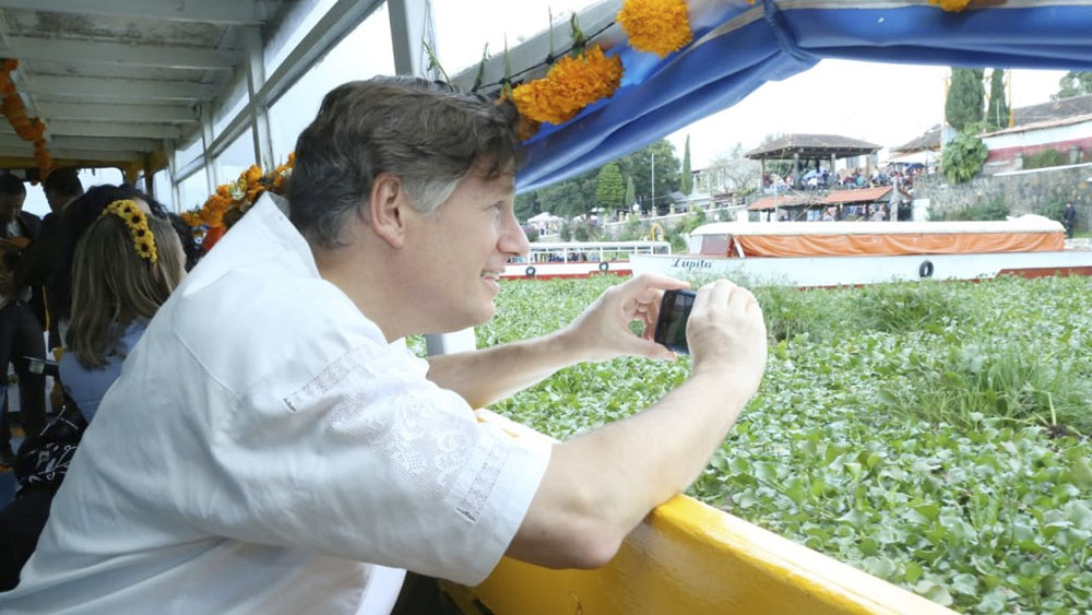 Landau visita Pátzcuaro en Día de Muertos