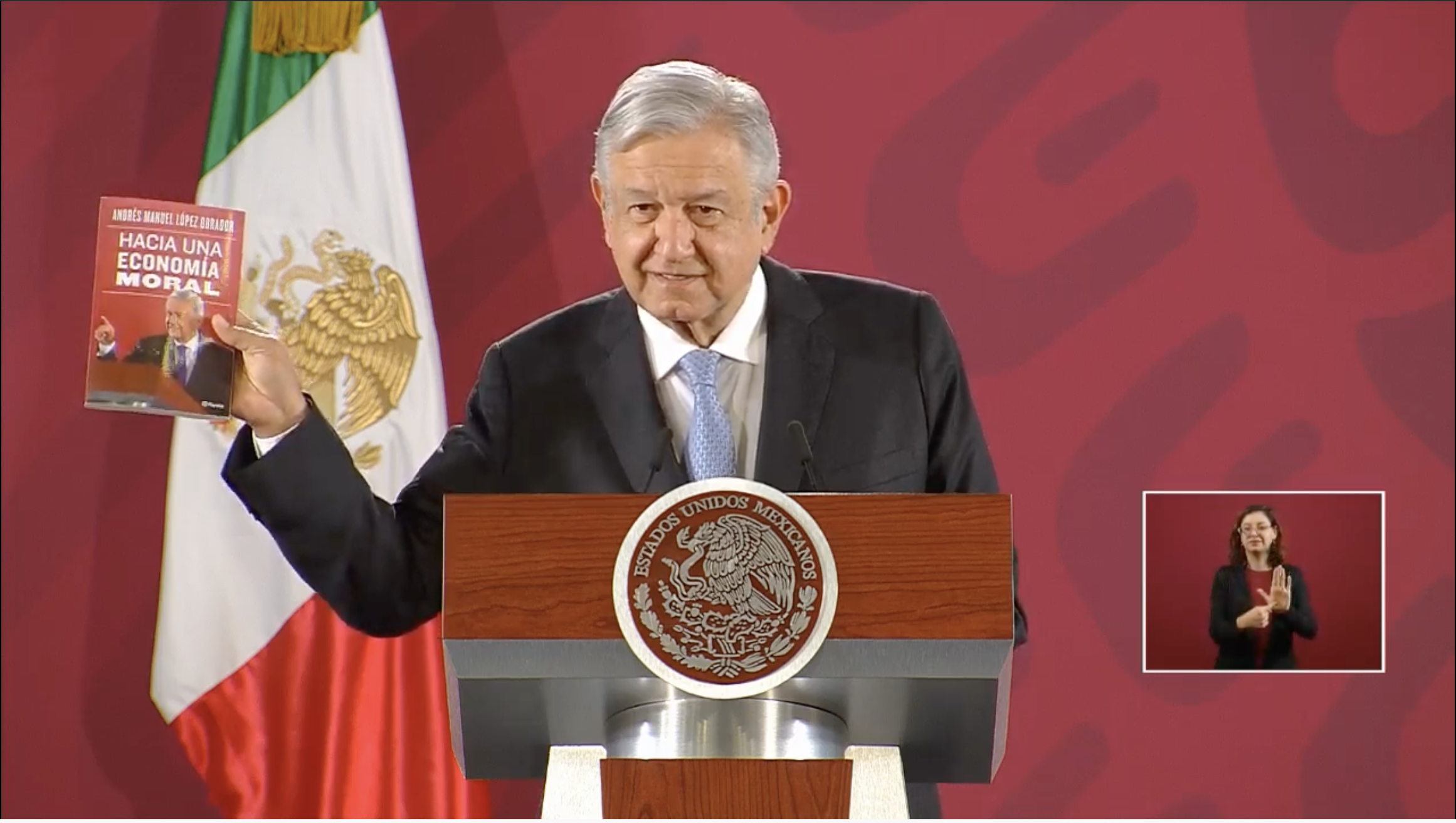 “Aquí está el modelo alternativo”, afirmó AMLO al mostrar por primera vez su libro