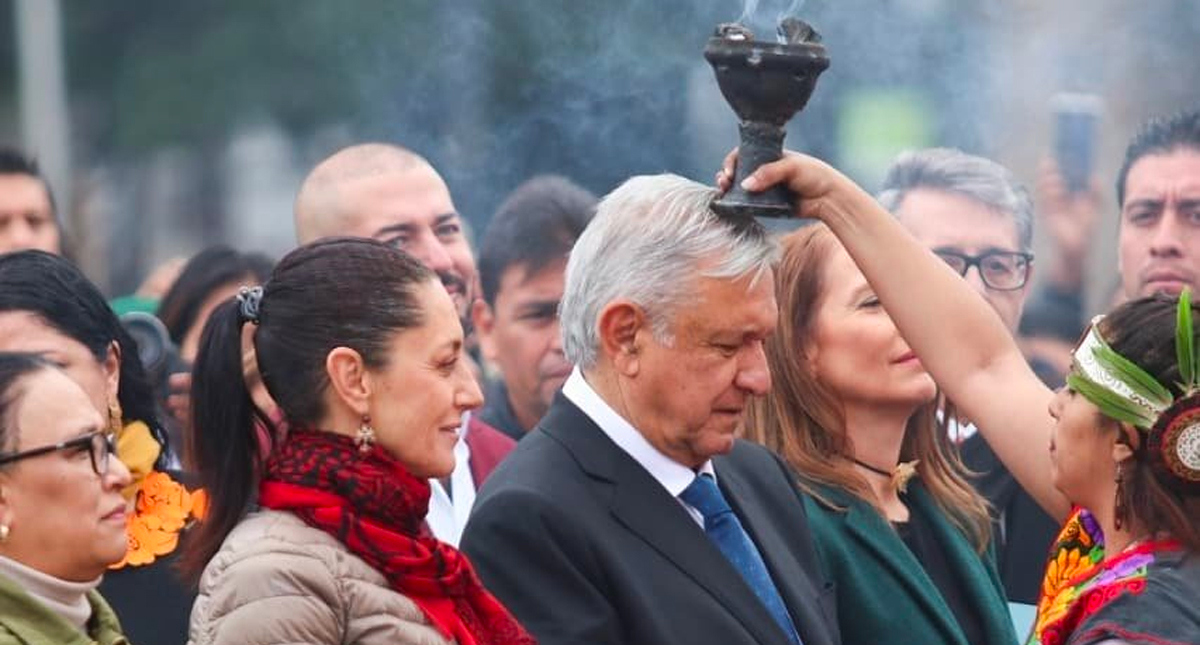 Dan “limpia” con copal a AMLO en inauguración de la ofrenda monumental