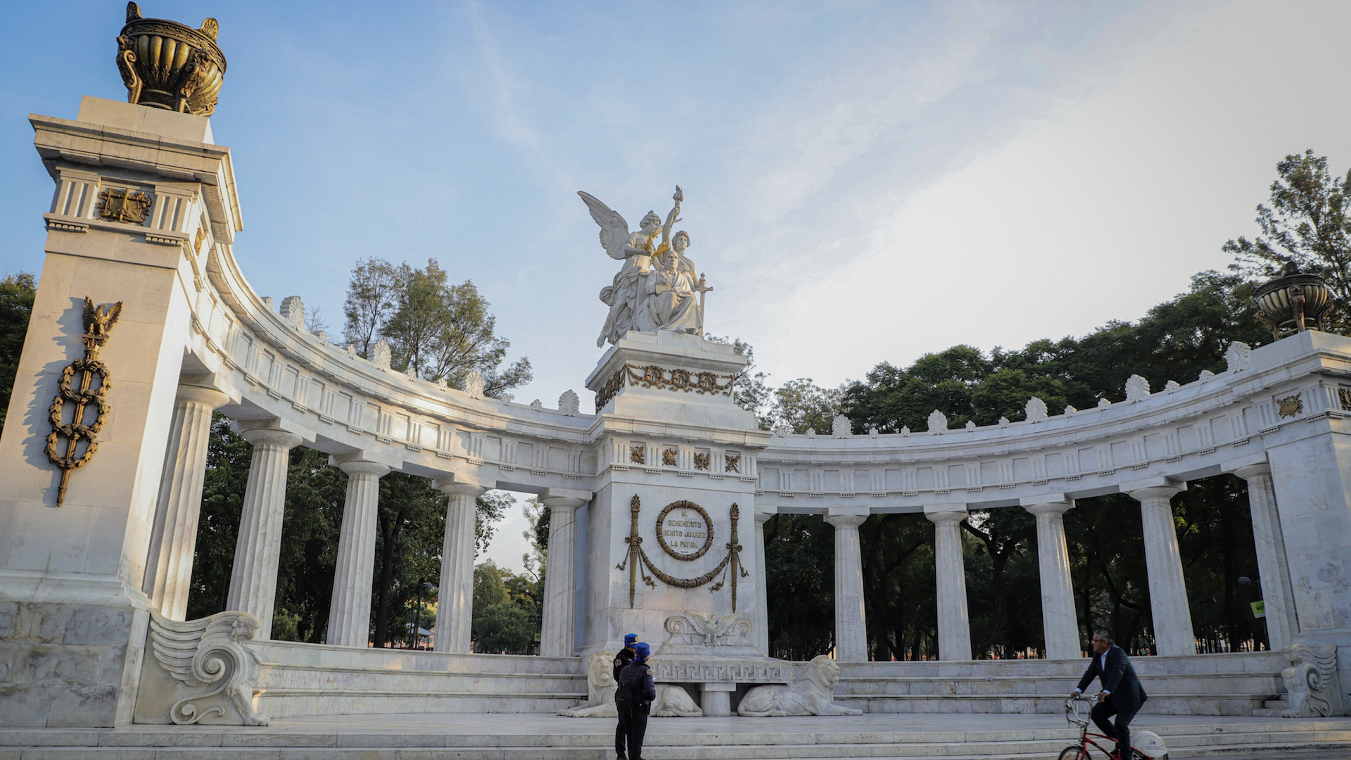 Limpian edificios y monumentos tras marcha feminista en la Ciudad de México