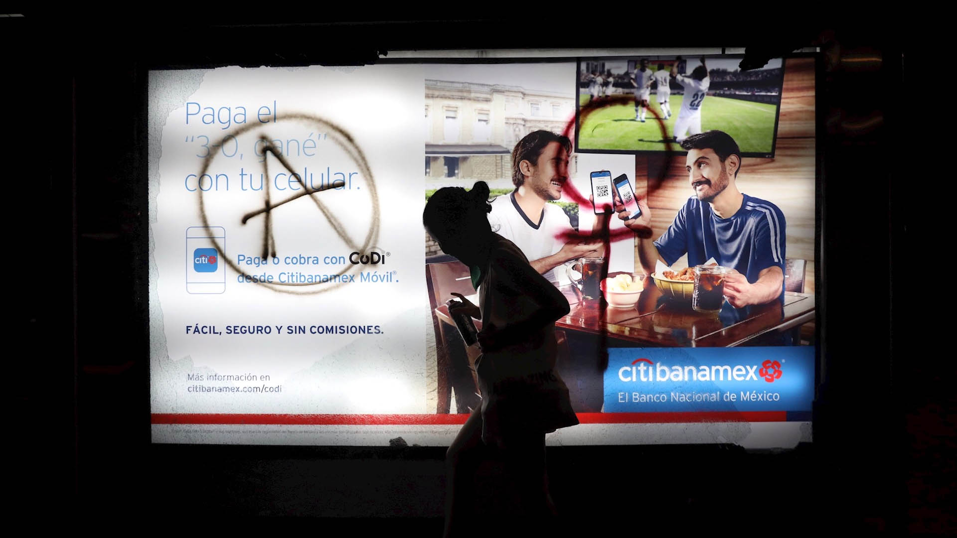 Realizan labores de limpieza tras marcha feminista en la Ciudad de México