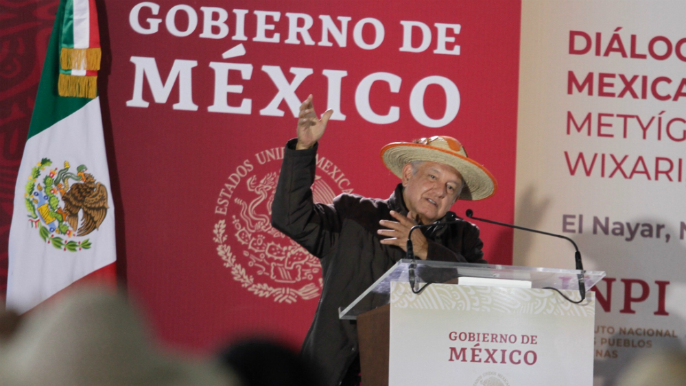 Anuncia AMLO subasta de alhajas para construir camino en Nayarit