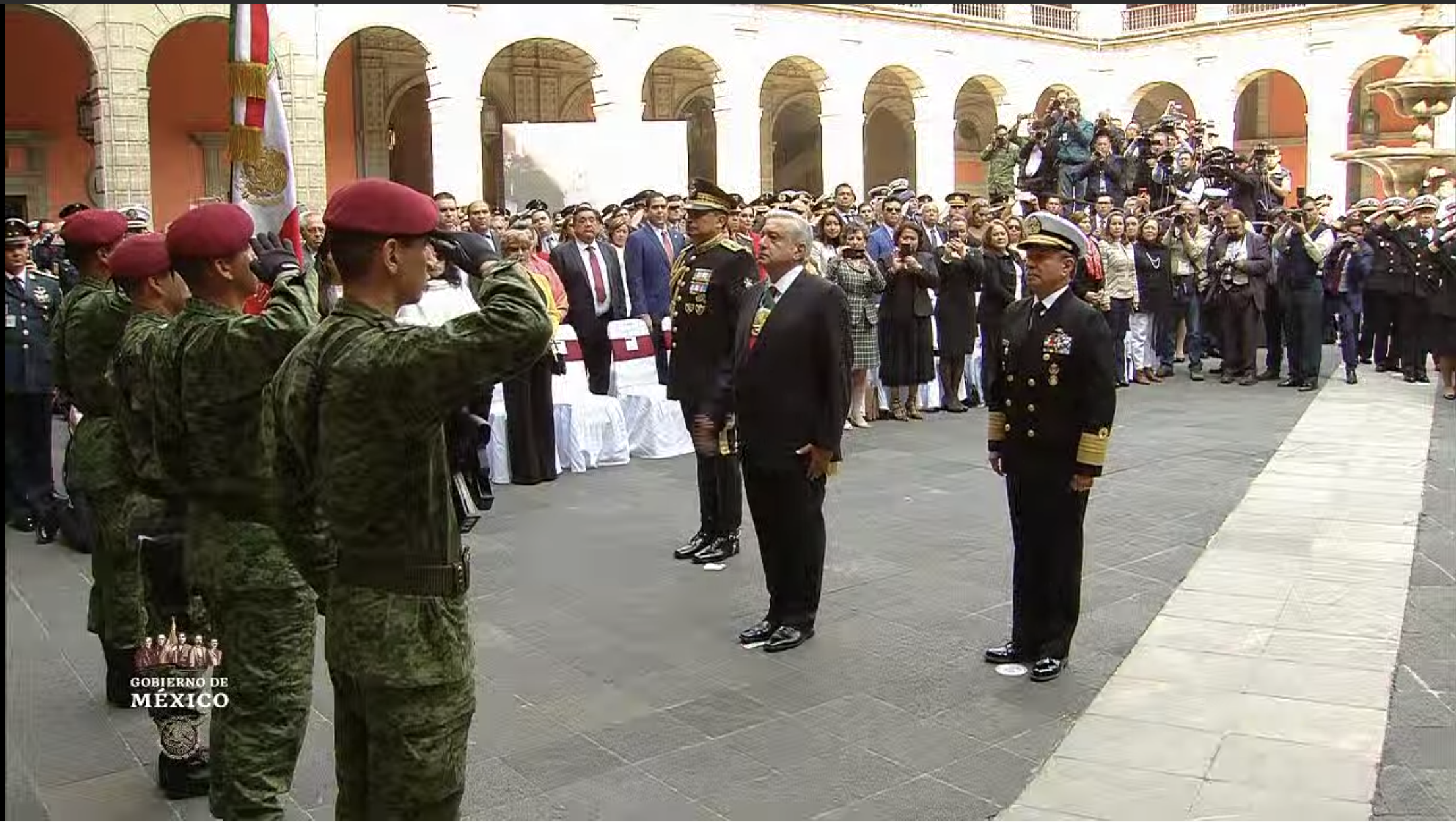 Ceremonia de Entrega de Condecoraciones y Ascensos a las Fuerzas Armadas