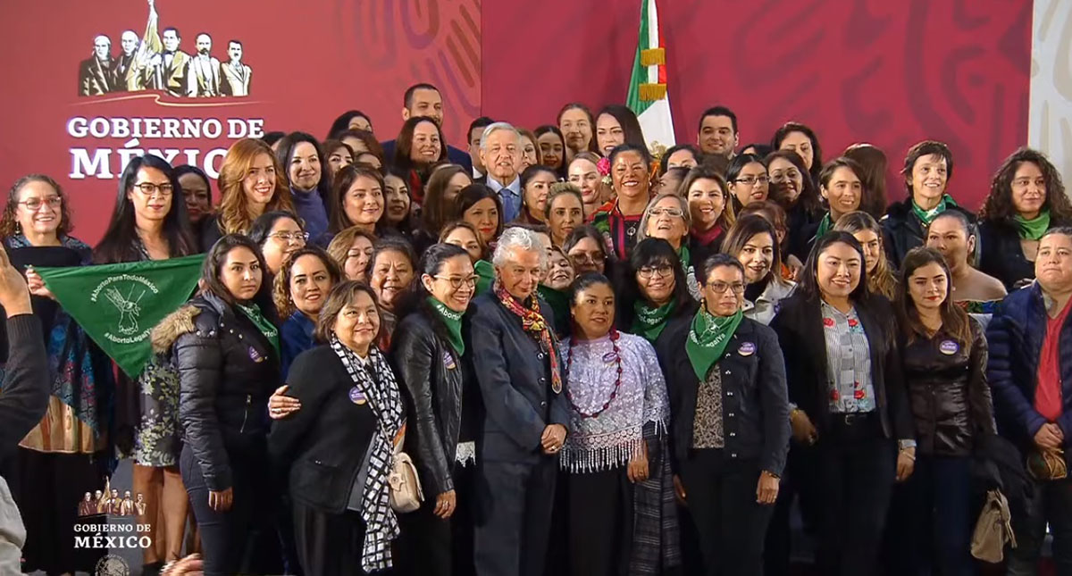 Feministas gritan “¡Vivas nos queremos!” al presidente López Obrador