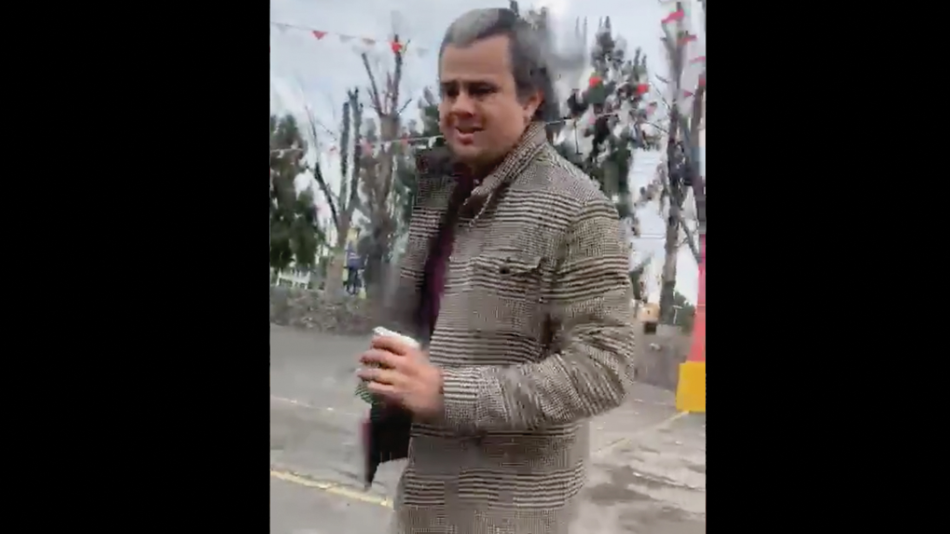 #Video Sujeto agrede a joven y le arroja café en Guadalajara