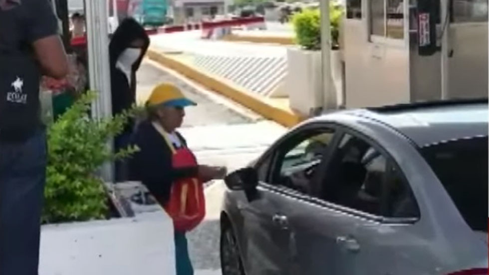 Padres de los 43 normalistas de Ayotzinapa toman casetas de Guerrero - los-manifestantes-piden-una-cooperacion-voluntaria