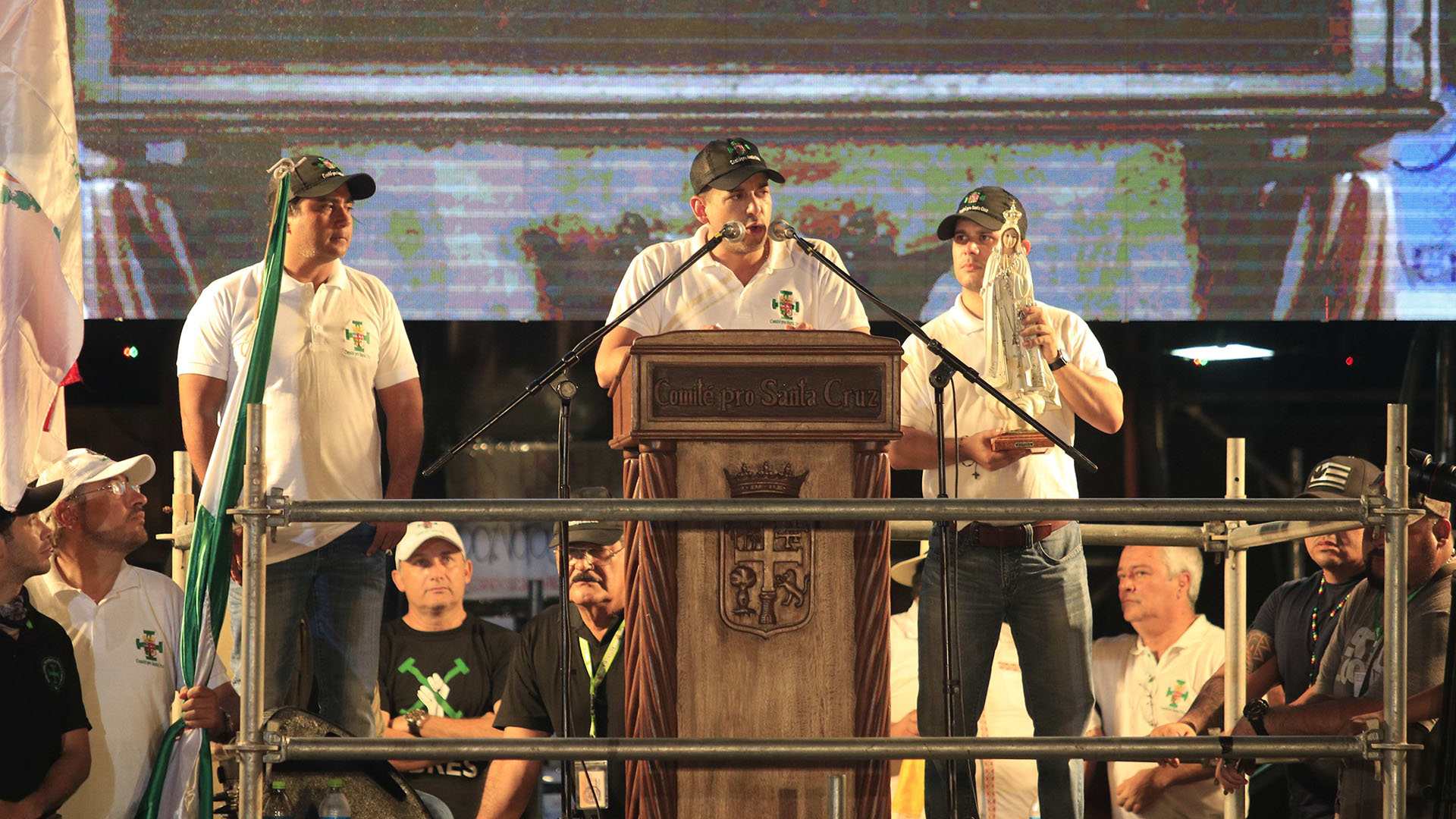 Adeptos a Evo Morales intentan sin éxito impedir salida de líder cívico de aeropuerto