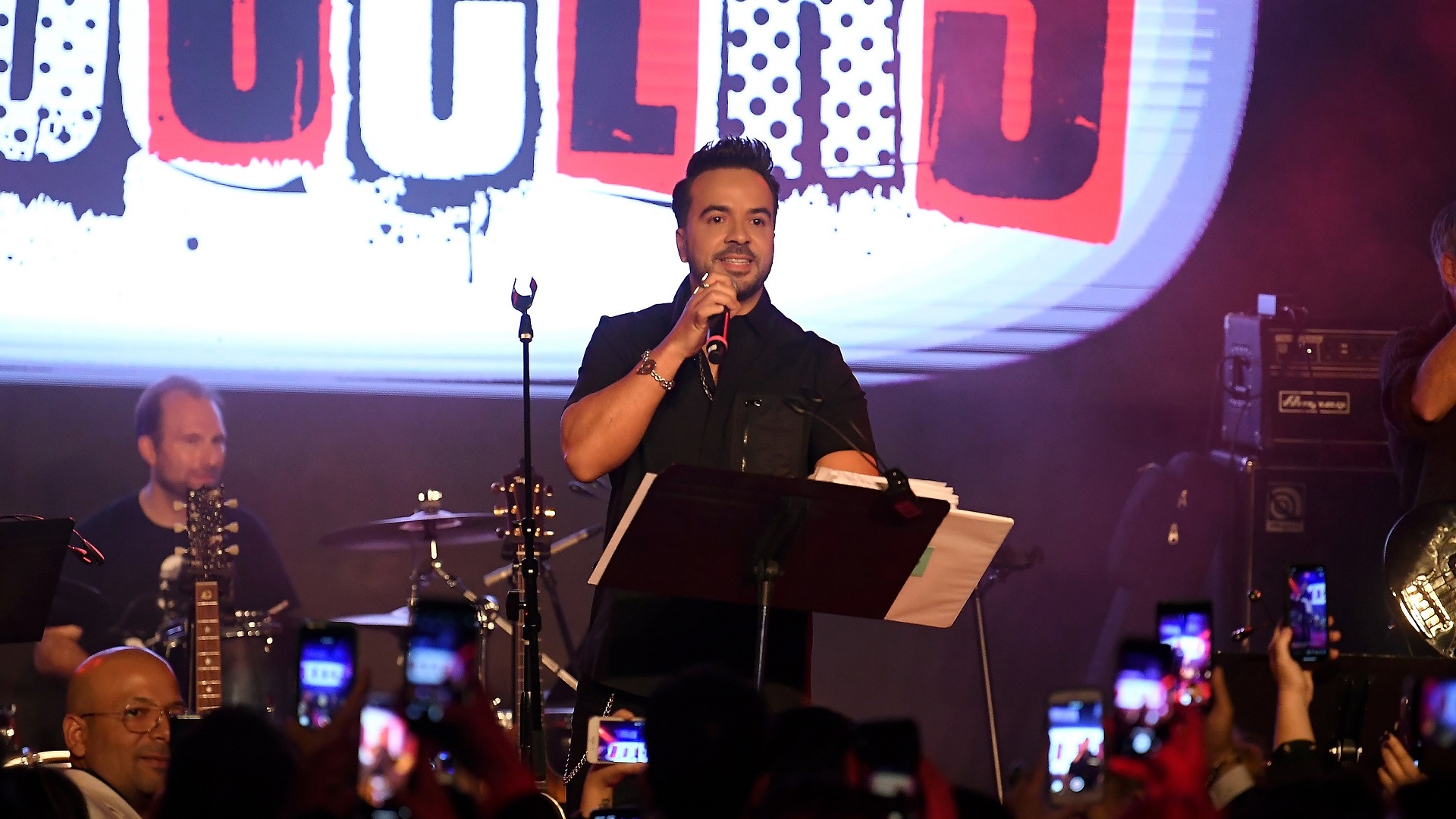 Cantantes latinos recaudan 135 mil dólares contra el párkinson - luis-fonsi-en-los-producers