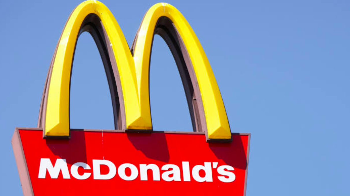 Despiden a CEO de McDonald’s por relación con empleada