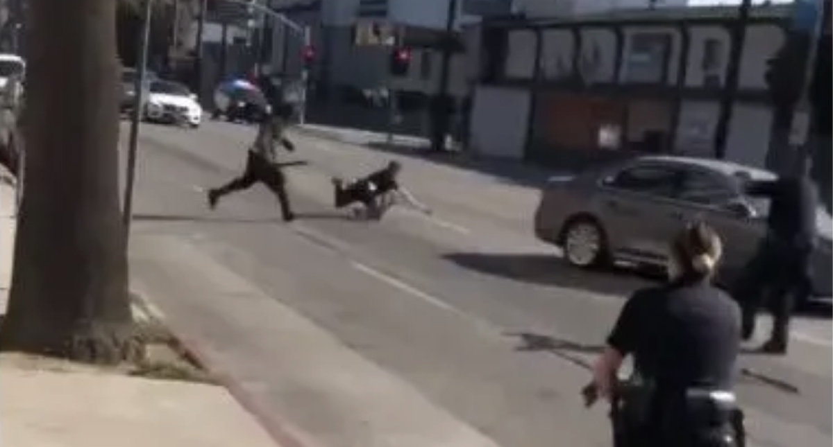 #Video Abaten a hombre que agredió con machete a policía de Los Angeles