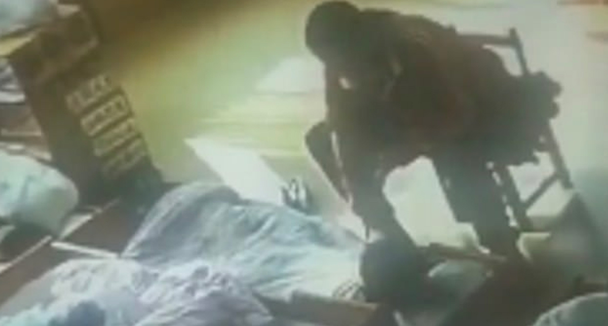 #Video Madre ve a maestro golpear a su hijo en jardín de niños