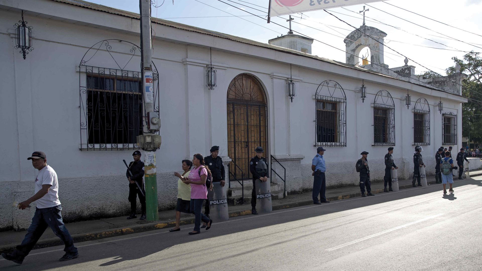 Evacuan a sacerdote y mujeres en huelga de hambre en iglesia de Nicaragua