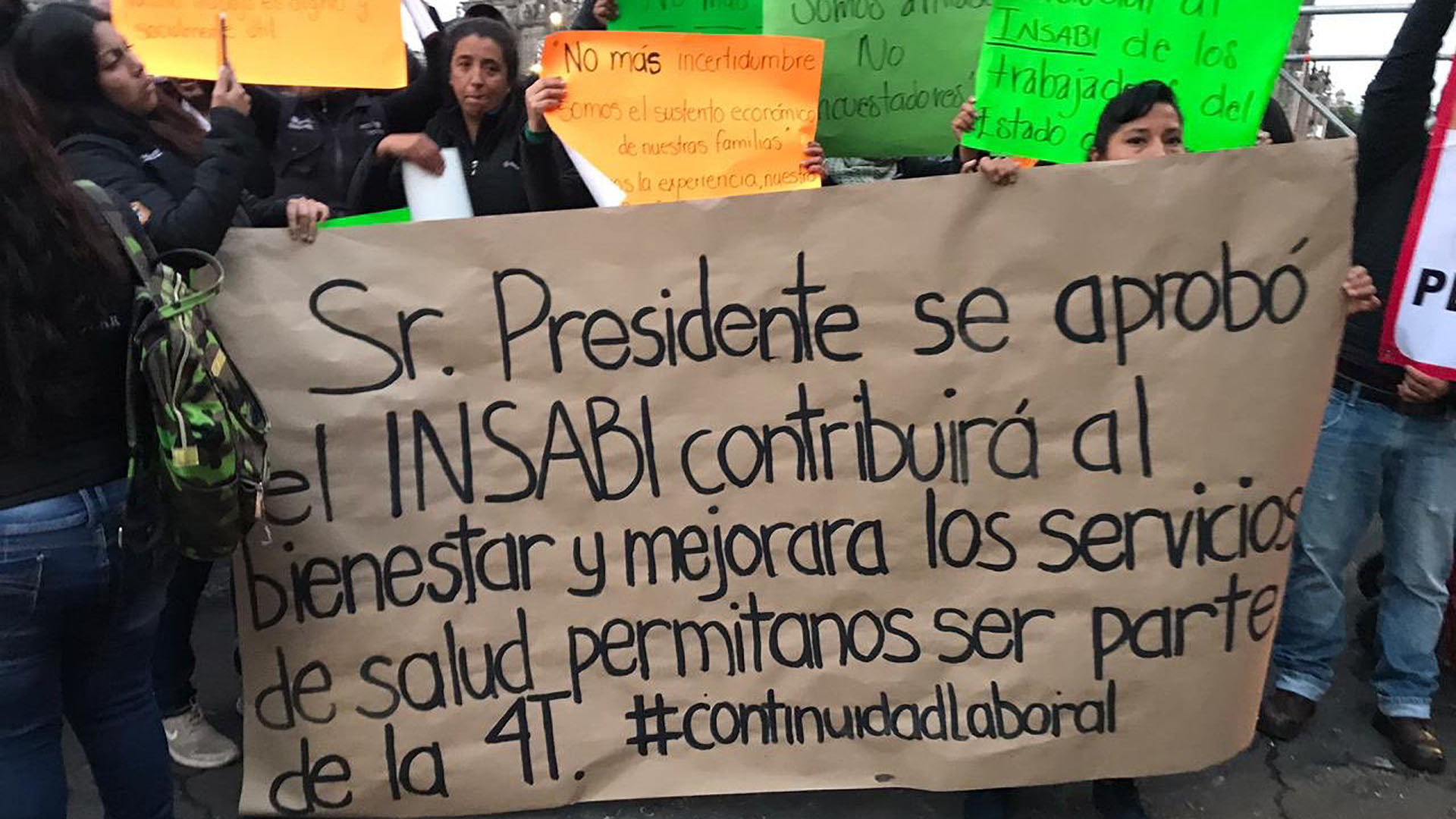 Trabajadores del Seguro Popular se manifiestan en Palacio Nacional