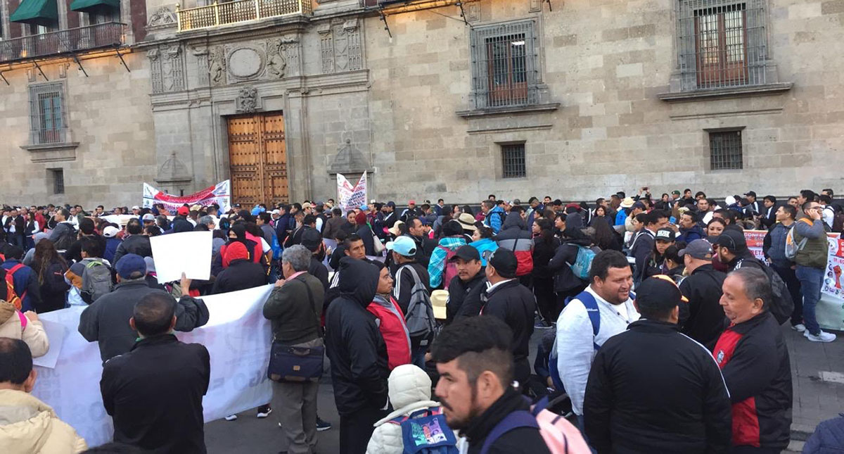 Cecyte protesta frente a Palacio Nacional; hará marcha y amaga con paro
