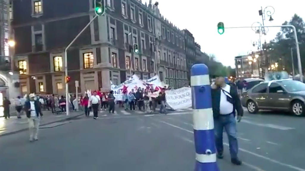 Manifestantes bloquean calles del Centro Histórico