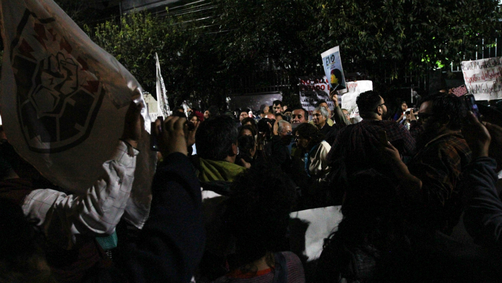 Manifiestan apoyo a Evo Morales en embajada de Bolivia en México