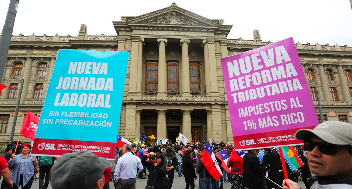 Manifestantes rodean sede del Congreso de Chile en rechazo a Piñera