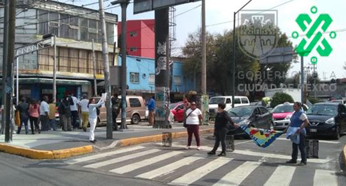 Comerciantes bloquean Glorieta de Camarones por obras inconclusas