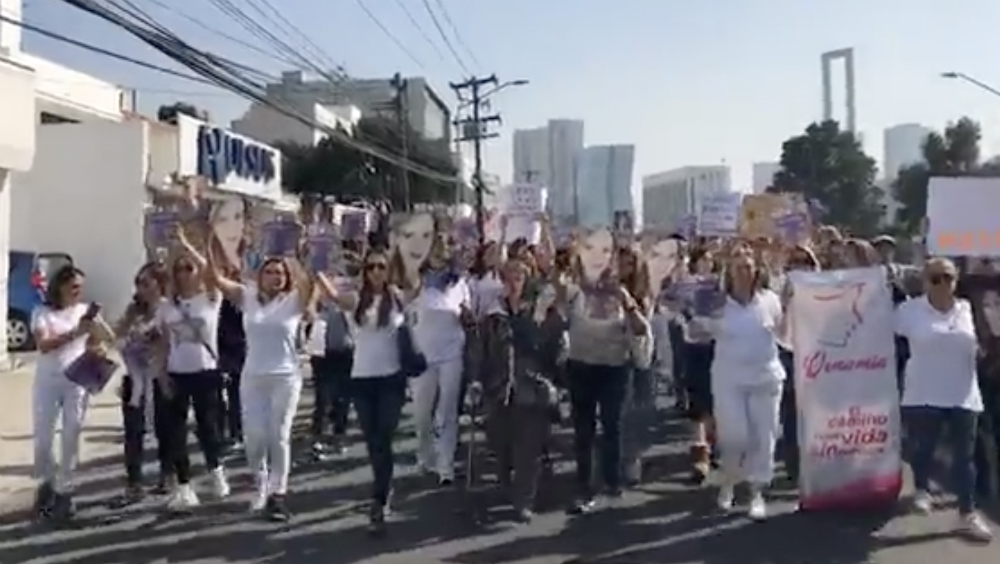 Marchan en silencio por asesinato de Abril Pérez