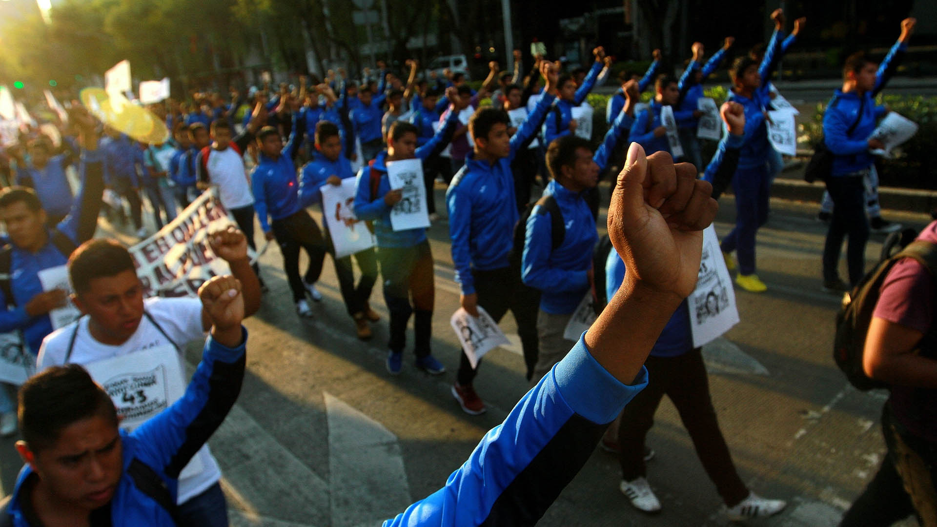 Marchan hacia al Hemiciclo a Juárez por los 43 normalistas de Ayotzinapa