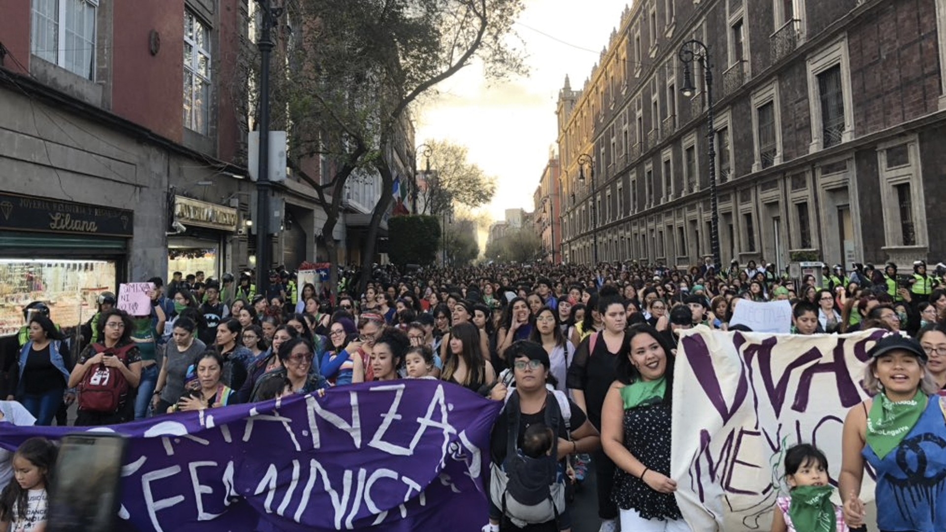 Mexicanas realizan performance en el Zócalo para protestar contra violencia de género