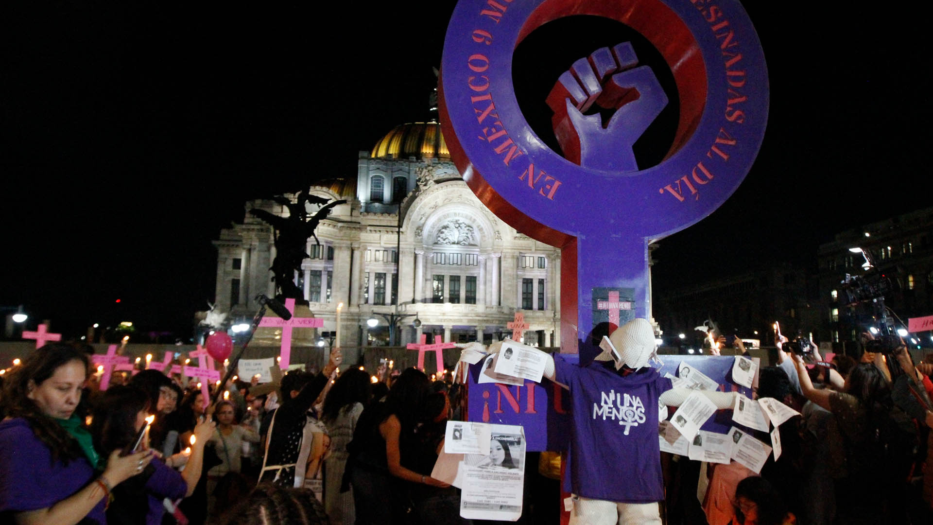 Agresiones y destrozos empañan marcha feminista en la Ciudad de México