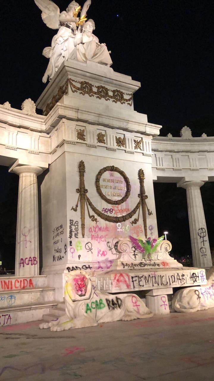 #Video Tiran vallas en el Palacio de Bellas Artes; policías impiden que lo vandalicen - marcha-feminista-ciudad-de-mexico-hemiciclo-a-juarez-2