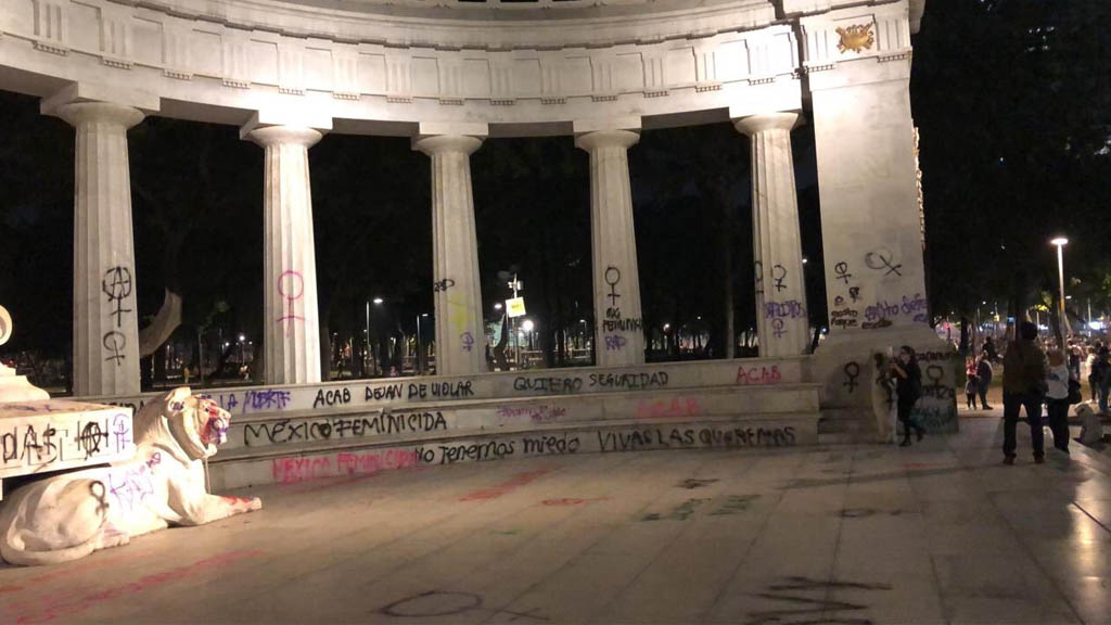 #Video Tiran vallas en el Palacio de Bellas Artes; policías impiden que lo vandalicen - marcha-feminista-ciudad-de-mexico-hemiciclo-a-juarez