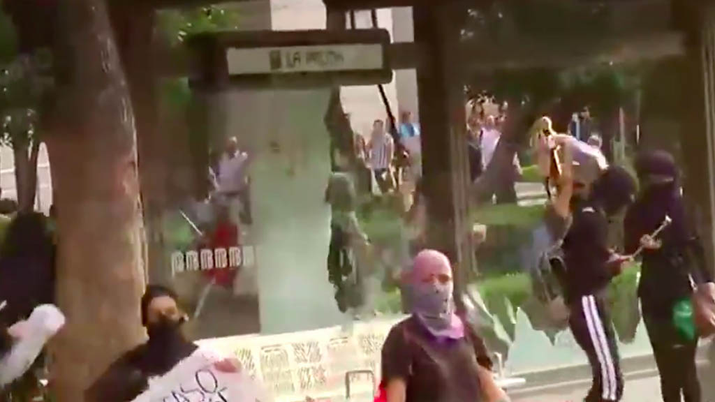 Manifestantes rompen cristales del Metrobús sobre Reforma
