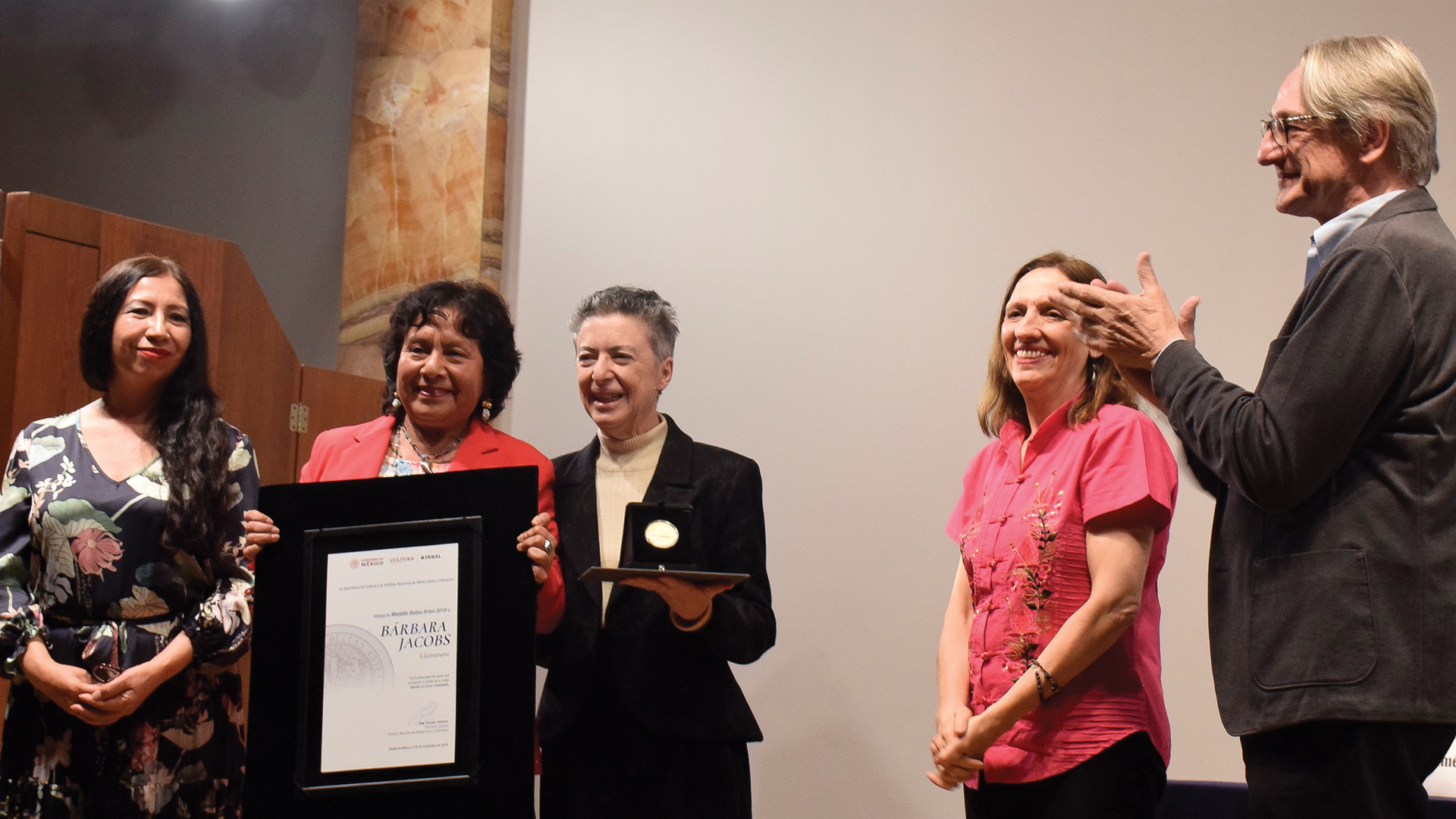 Entregan Medalla Bellas Artes a Bárbara Jacobs