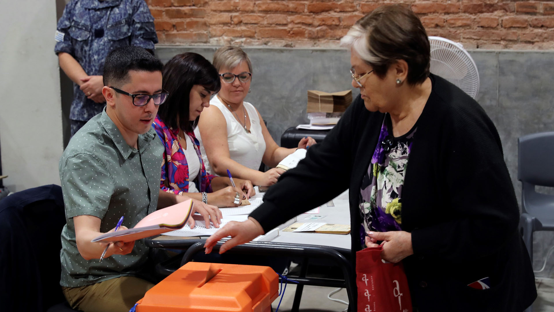 Uruguay vive segunda vuelta electoral para elegir presidente - mesas-electorales-en-uruguay