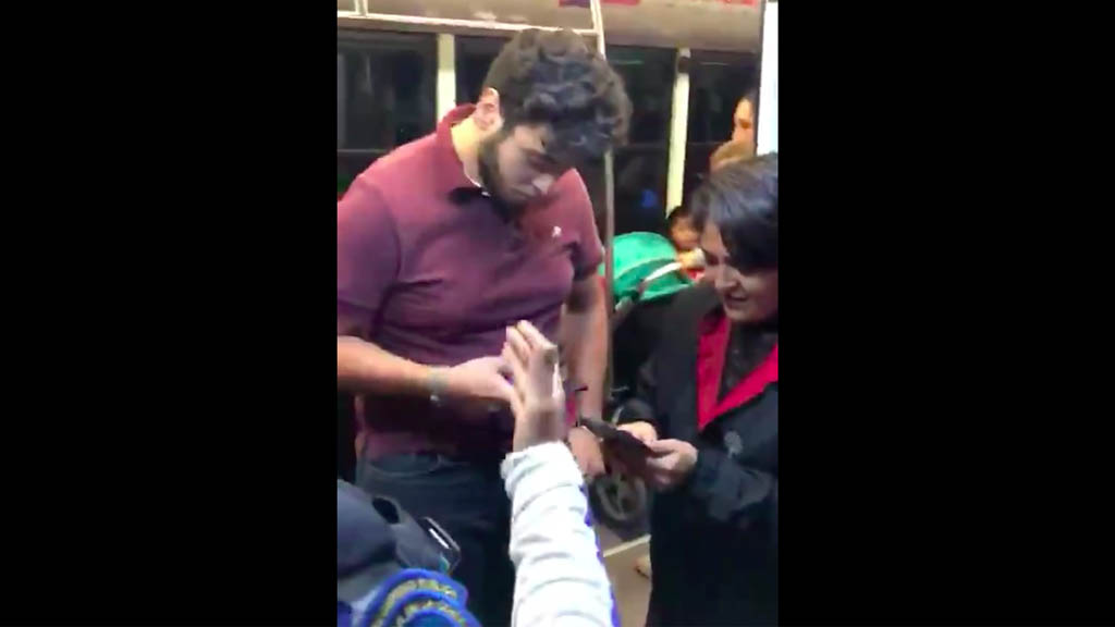 #Video Bajan a joven de Metrobús por viajar en espacio exclusivo para mujeres