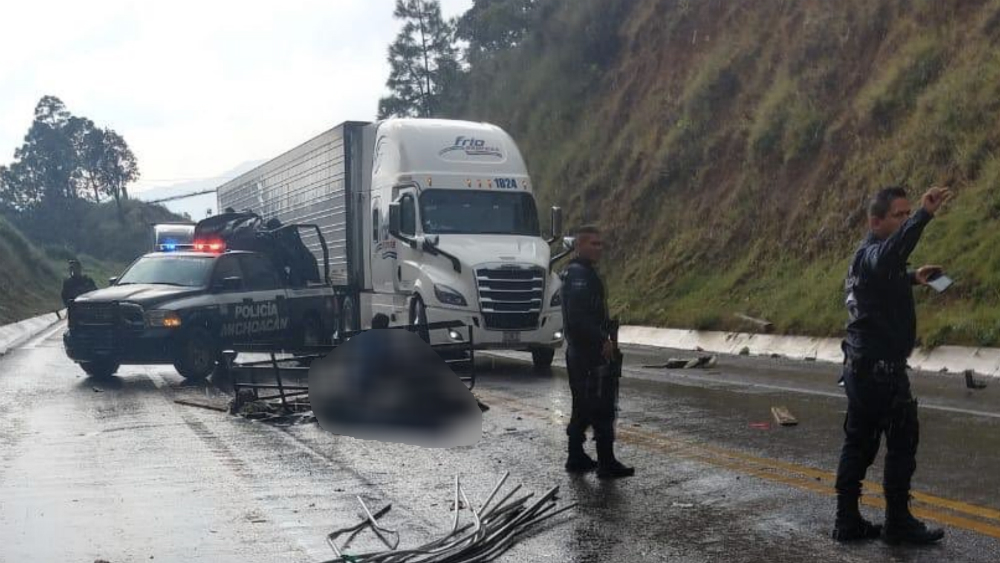 Mueren dos personas en choque de tres vehículos en Michoacán