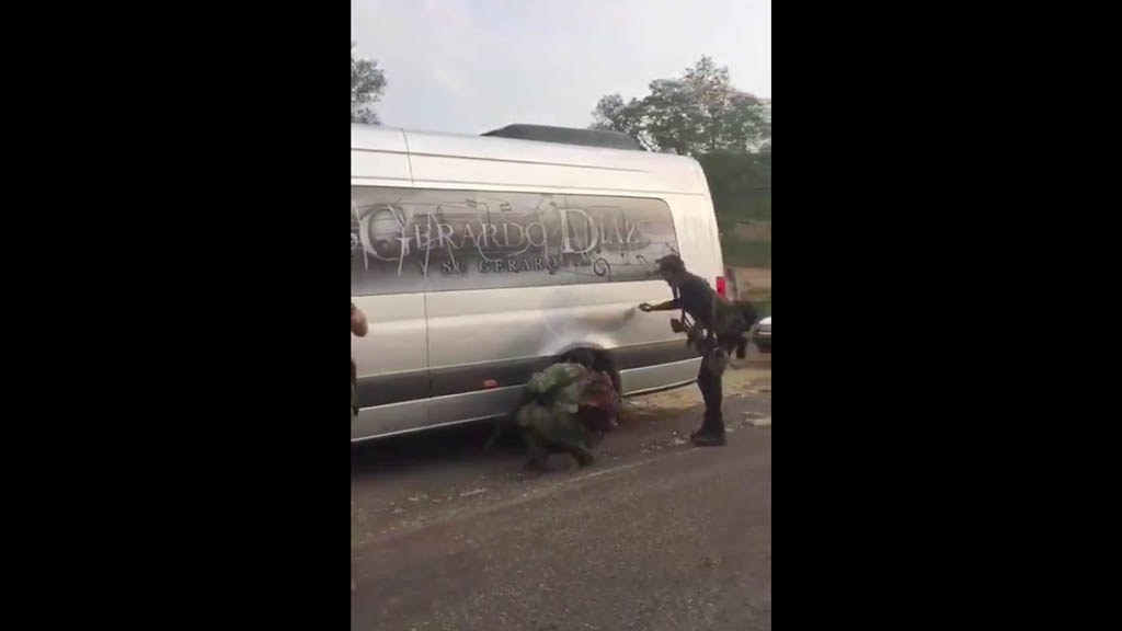 #Video Sujetos armados instalan retén y pintan vehículos en Michoacán