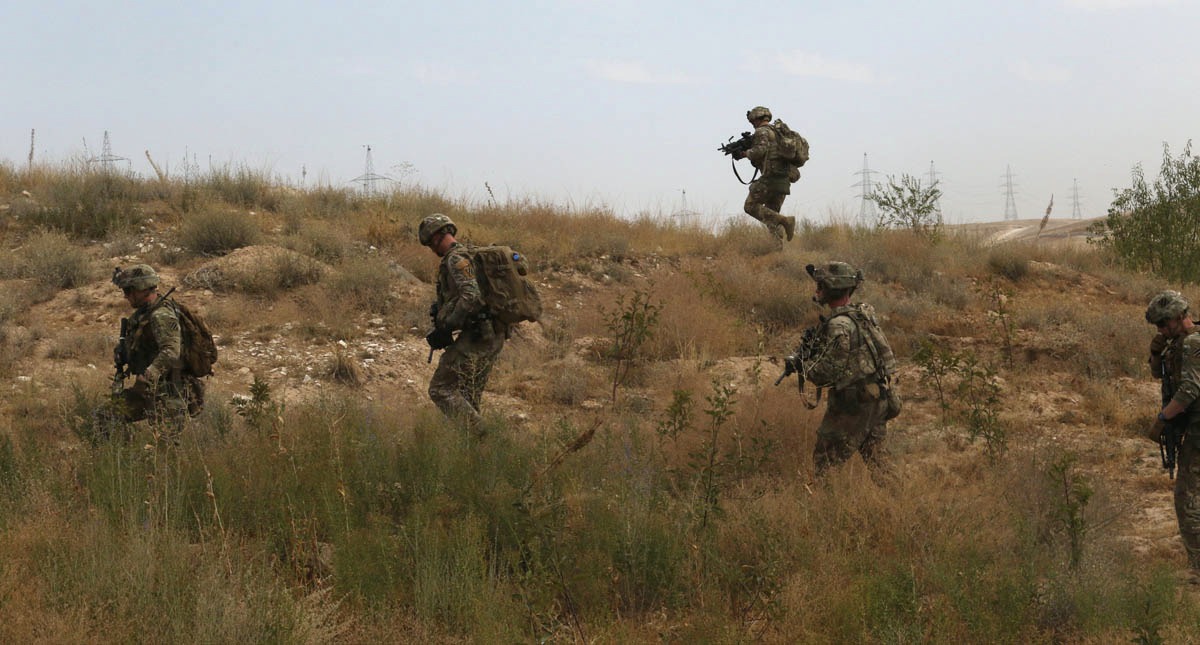 Trump perdona a tres militares vinculados a crímenes de guerra