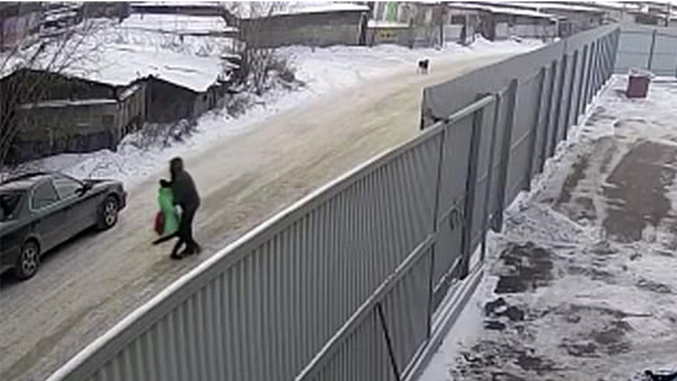 #Video Joven salva a niña de nueve años de pedófilo en Rusia