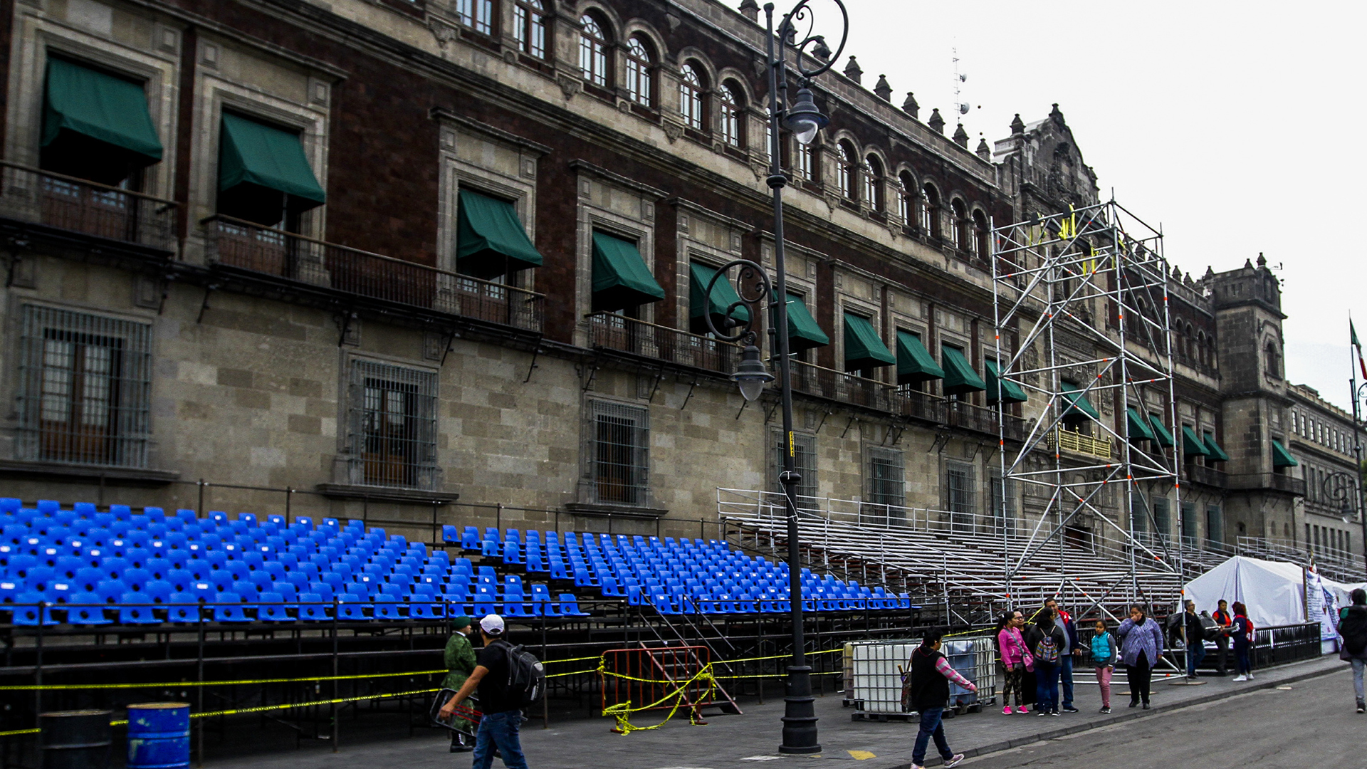 #Video Todo listo para desfile de la Revolución Mexicana en el Zócalo - montaje-de-gradas-para-apreciar-festejos-por-la-revolucion-mexicana-en-el-zocalo