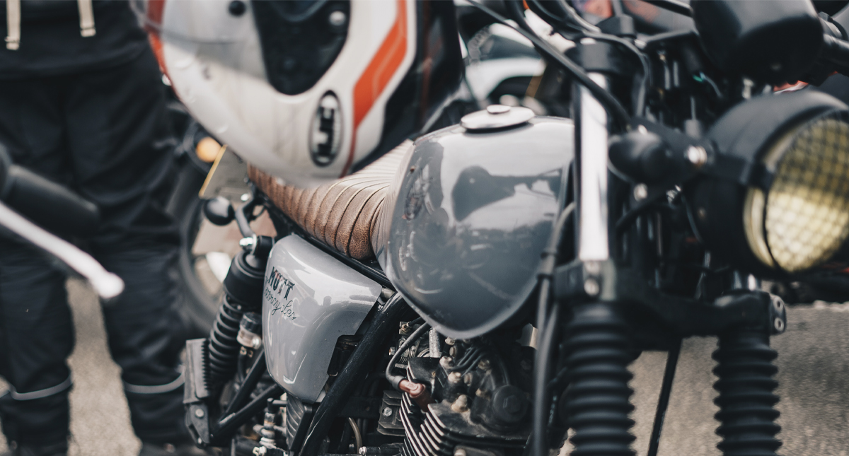 Motociclista se pasa el alto y muere embestido por una camioneta en Iztacalco