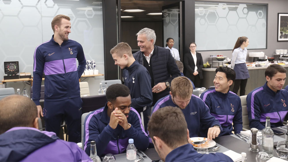 Mourinho invita a recogebalones a comer con jugadores