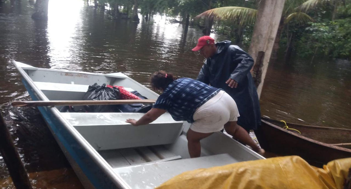 Se refugian 125 personas en albergues de Tabasco por frente frío - mujer-desaloja-su-casa-por-afectaciones