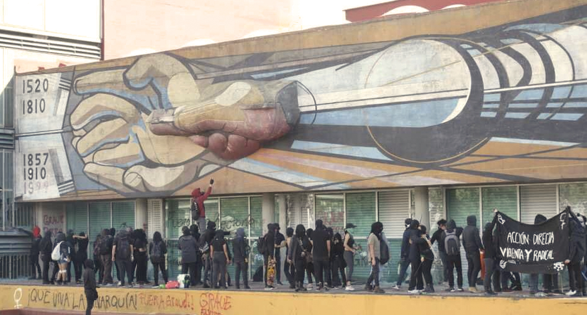 Mural de Siqueiros dañado por actos vandálicos en Rectoría