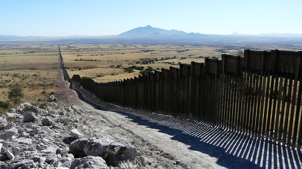Trump nombra a Jared Kushner como encargado del muro fronterizo, asegura WP
